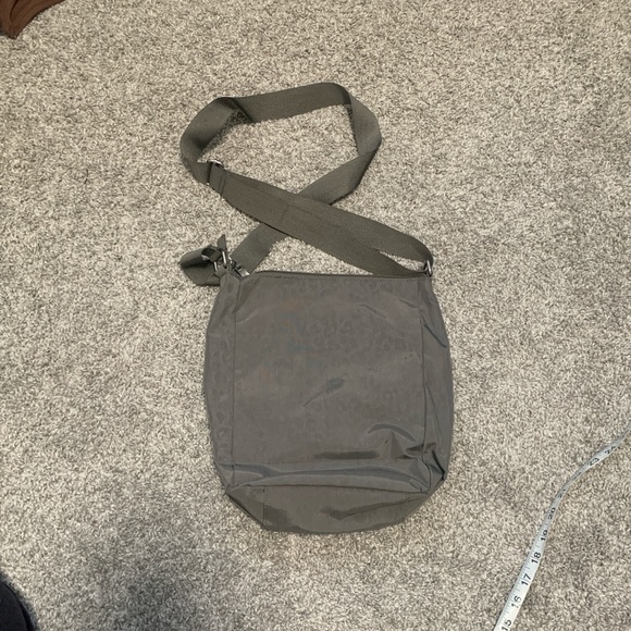 Baggalini Gray Leopard Print Crossbody Bag - Picture 3 of 8